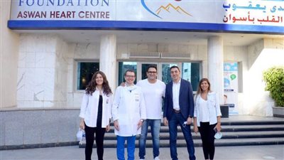 أكرم حسني يرسم البهجة على وجوه أطفال مؤسسة مجدي يعقوب للقلب بأسوان