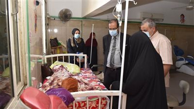 رئيس جامعة سوهاج يطمئن على الحالة الصحية لفتاة تعاني من 