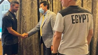 وزير الرياضة يجتمع مع لاعبي المنتخب الوطني قبل مباراة ليبيا