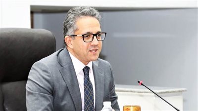 العناني يعقد اجتماعًا مع نقابة منظمي الرحلات الفرنسية 