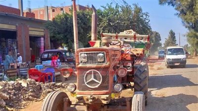 التحفظ على جرار زراعي ألقى نواتج هدم بالطريق العام بـ”أشمون“