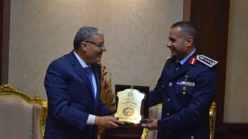 محافظ المنيا يقدم