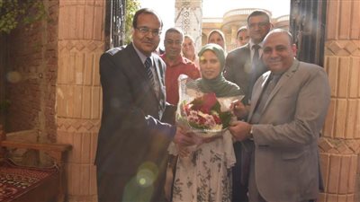 القائم بأعمال رئيس جامعة سوهاج يزور أسرة الطالبة 