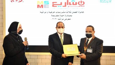 الرئيس السيسي يسلم جوائز لأفضل 3 مشروعات حرفية وتراثية على هامش معرض تراثنا