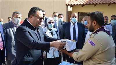 رئيس جامعة الإسكندرية يتفقد سير العملية الدراسية ويفتح حوارا مفتوحا مع الطلاب في أول أيام العام الدراسي