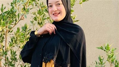 العبايات ترابية اللون تسيطر على موضة خريف 2021