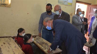في أول يوم دراسى.. محافظ القليوبية ورئيس قطاع التعليم يتفقدان مدارس بنها