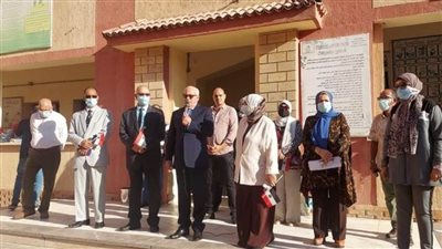 محافظ بورسعيد يشهد طابور الصباح وتحية العلم بـبورسعيد  الثانوية بنات