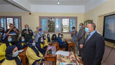 محافظ الإسكندرية يتفقد عددا من المدارس ويشدد على اتباع الإجراءات الاحترازية