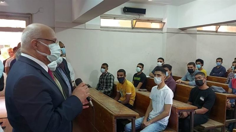 رئيس جامعة بنها يتفقد