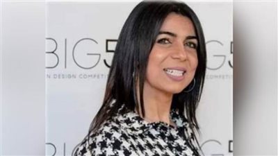 خبيرة إتيكيت ومظهر توضح الطريقة الصحيحة لأزرار الجاكيت للرجال