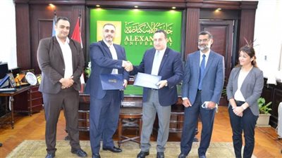 رئيس جامعة الإسكندرية يوقع اتفاقية تعاون مع