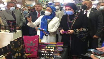 وزيرة التجارة والصناعة تتفقد أجنحة 