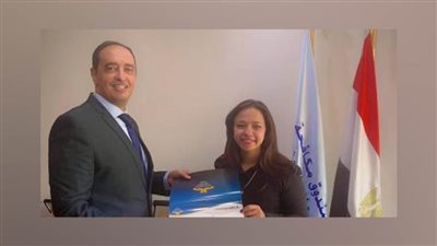 فتاتان تتقلدان منصبين قياديين لمدة يوم واحد احتفالا باليوم العالمي للفتاة