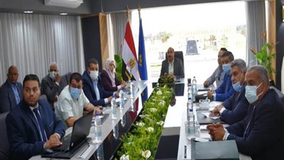 محافظ أسوان يبحث طرح مشروعات استثمارية جديدة