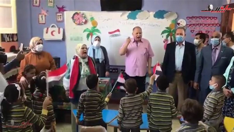 محافظ أسيوط أثناء