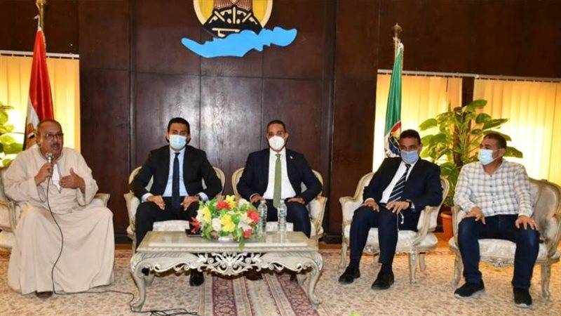 المحافظ خلال الاجتماع