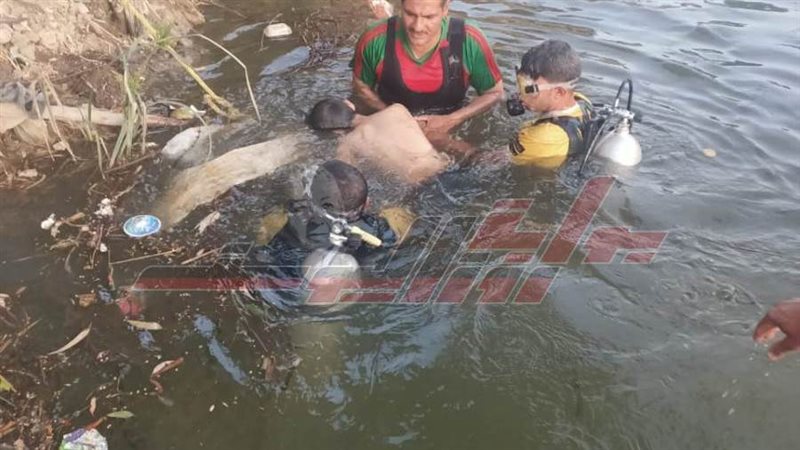 لحظة انتشال جثة الطالب