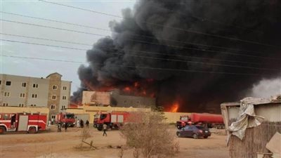 الدفع بـ 14 سيارة إطفاء للسيطرة علي حريق مصنع بالعاشر من رمضان