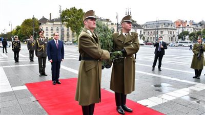عاجل.. الرئيس عبد الفتاح السيسي يضع إكليلاً من الزهور بالنصب التذكاري بميدان الأبطال بالعاصمة بودابست