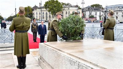 الرئيس عبد الفتاح السيسي يضع إكليلاً من الزهور بالنصب التذكاري بميدان الأبطال بالعاصمة بودابست 