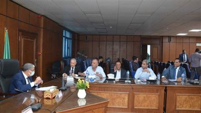 محافظ المنيا يعقد اجتماعًا مع  النواب ويقرر التيسير على المزارعين لسرعة صرف 