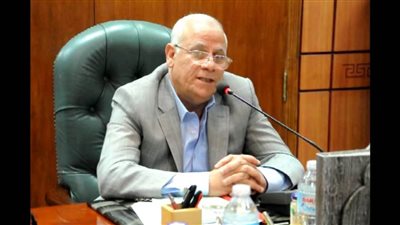 محافظ بورسعيد يشهد طابور الصباح بمدرسة الدكتورة نيرمين إسماعيل