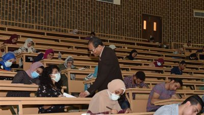 القائم بعمل رئيس جامعة سوهاج يتفقد امتحانات طلاب الفرقة الخامسة