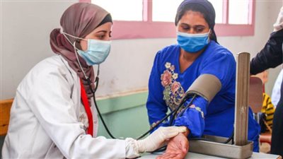 4 جهات حكومية وخيرية تنظم قافلة طبية للكشف على أهالي الواحات البحرية