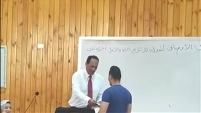 لإجابته عن سؤال.. هكذا كافأ أستاذ بكلية الحقوق طالبًا بالفرقة الأولى