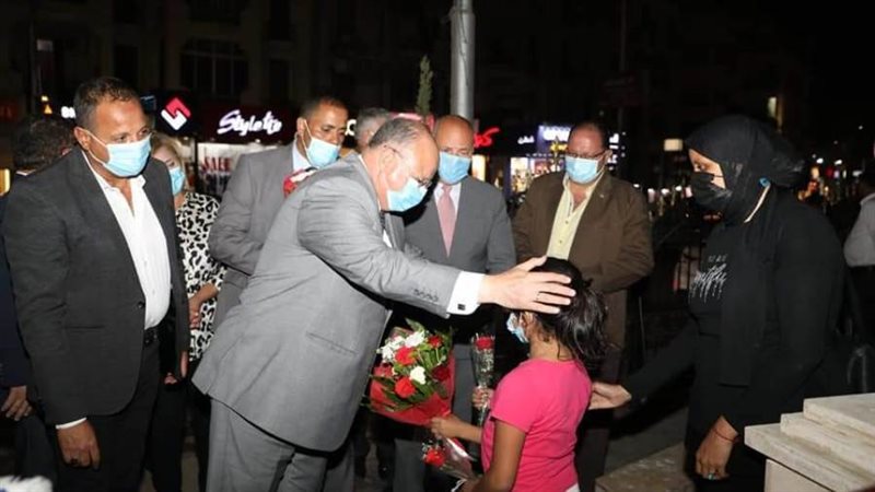 محافظ القاهرة يداعب