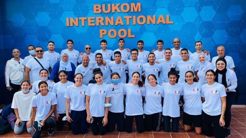 شباب وشابات السباحة