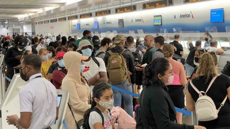 مسافرون يقفون في