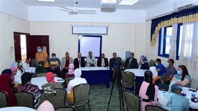 جامعة سوهاج تكرم ٣٦ طالبا بكلية التربية لاجتيازهم الدورة التدريبية لمحو الأمية