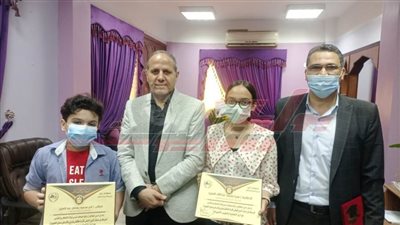 وكيل تعليم كفر الشيخ يكرم طالبين لفوزهما في المشروع القومي للقراءة