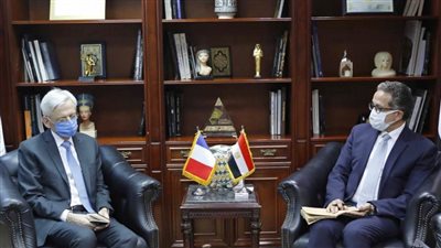 العناني يبحث مع السفير الفرنسي أوجه التعاون 