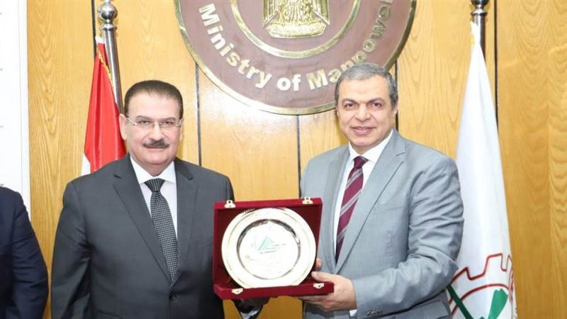 نقيب المهندسين ووزير