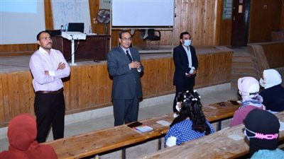 القائم بعمل رئيس جامعة سوهاج يتابع سير العملية التعليمية بالحرم الجامعي الجديد 