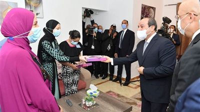 السيسي يهدي أجهزة تابلت لأبناء الأسر خلال تفقده مشروعات الإسكان البديل