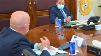 وزير التنمية المحلية يتابع الخطط الاستثمارية لتطهير مصرف كيتشنر