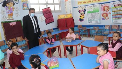 وكيل تعليم البحيرة يُكرم مديرة مدرسة شدرشة الابتدائية لجهودها المتميزة