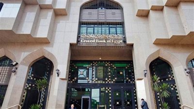 البنك المركزي: 1.7 مليار دولار زيادة في تحويلات المصريين العاملين بالخارج 