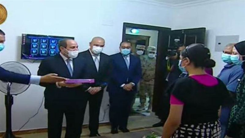 الرئيس السيسي يستمع