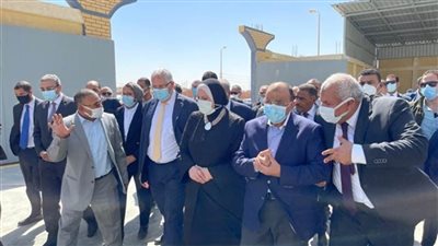 وزراء الزراعة والتموين والتنمية المحلية والصناعة يتفقدون مشروع الحرير الطبيعي بالوادي الجديد
