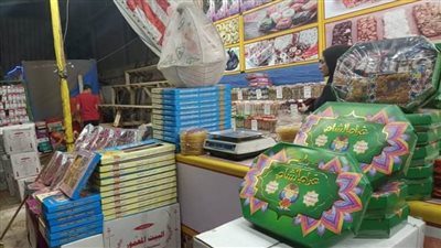 إقبال على شراء حلوى وعروسة المولد النبوي بالقليوبية