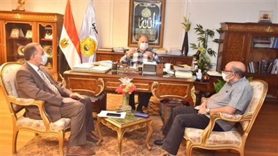 محافظ أسيوط يوجه بتكثيف حملات التطعيم ضد فيروس كورونا