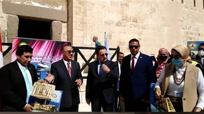 محافظ الإسكندرية و١٥ سفيرا فى جولة بقلعة قايتباى