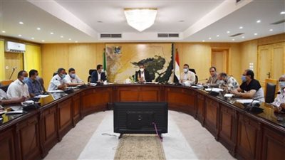 محافظ الفيوم يشدد على الالتزام بالمواصفات والجداول الزمنية لتنفيذ مشروعات رصف الطرق