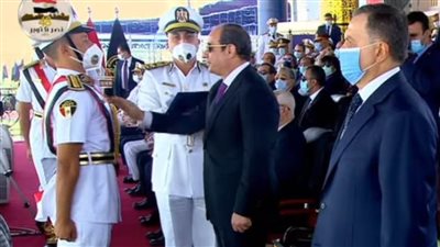 الرئيس السيسي يقلد أوائل خريجي كلية الشرطة أنواط الامتياز