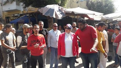 رئيس حي غرب تقود حملات مكبرة لإزالة الإشغالات والأكشاك  على أسوار المدارس 